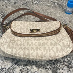 Fabulous bag with zippered top to keep your valuables away from sticky fingers.